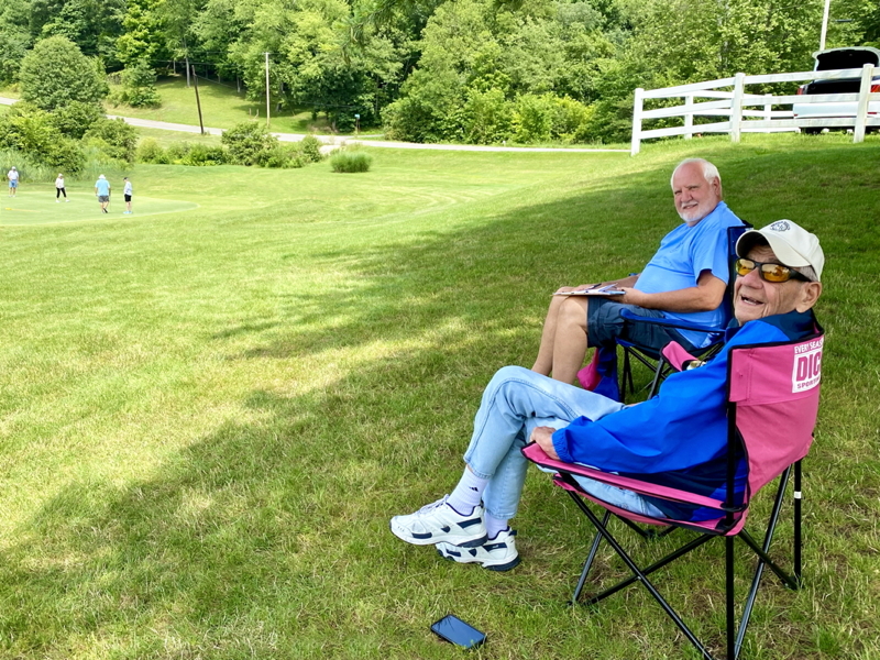 volunteers-watch-for-hole-in-one